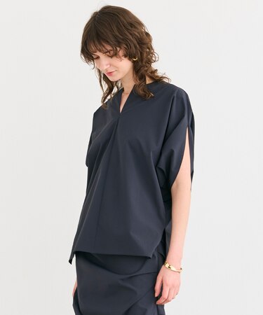 【接触冷感/UVカット/洗える・BAILA 8.9月合併号掲載】YANN / Vスリットプルオーバーブラウス