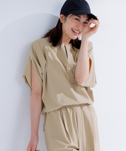 【接触冷感/UVカット/洗える・BAILA 8.9月合併号掲載】YANN / Vスリットプルオーバーブラウス