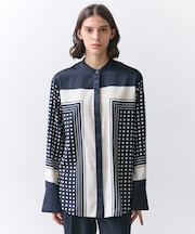 GADE / モノトーンドット柄バンドカラーブラウス