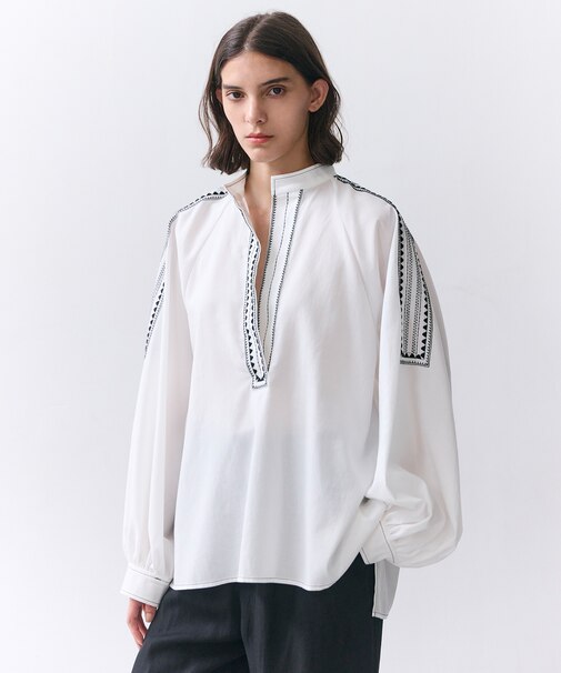 AXI / 刺繍ステッチ ドルマンスタンドブラウス