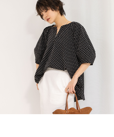 サッカードット5分袖タックブラウス