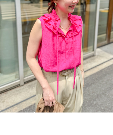 フリルネックノースリーブブラウス