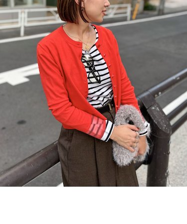 《手洗い可能》くるみ釦シアークルーネックカーディガン