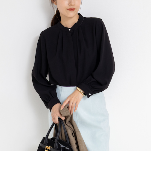 ウォッシャブルバックサテンパール釦タックブラウス