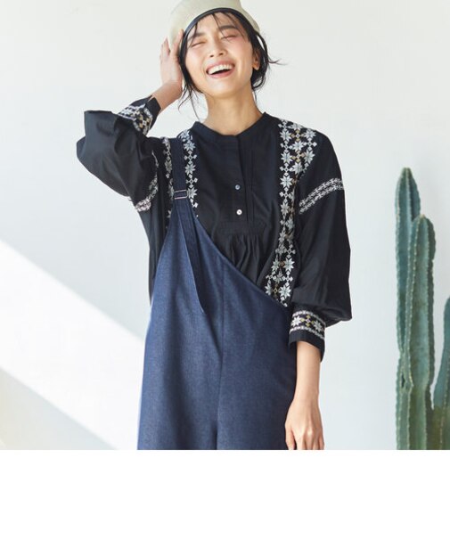 刺繍入りローンギャザーブラウス