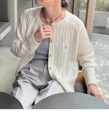 ケーブル柄刺繍入りカーディガン