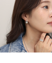 センターパールドロップピアス