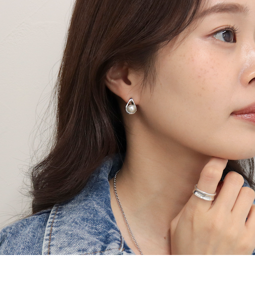 センターパールドロップピアス