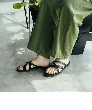 クロスストラップフラットサンダル（WEB限定サイズ）
