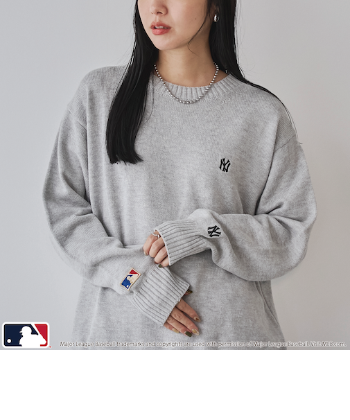 【スポーティ×ガーリー好バランス】MLB別注ワンポイントロゴクルーネックニット