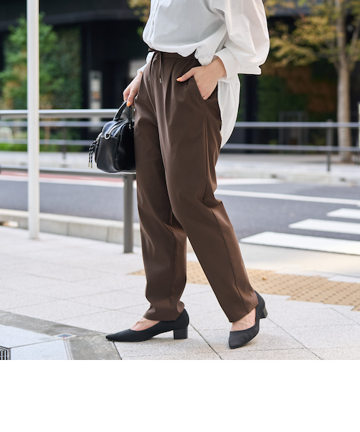 【定番】イージービューティーテーパードパンツ（WEB限定サイズ）