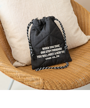 ロゴ刺繍 幾何柄 キルト巾着ショルダーバッグ（Sサイズ）