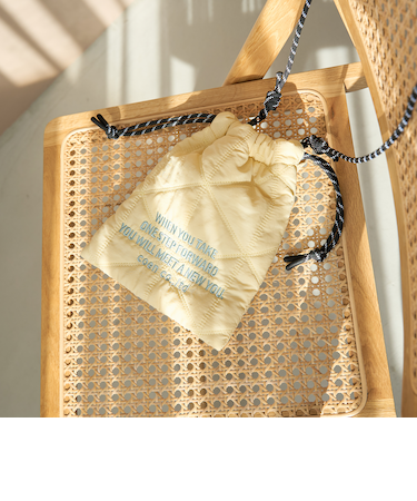 ロゴ刺繍 幾何柄 キルト巾着ショルダーバッグ（Sサイズ）