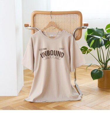 【汗染み軽減】 立体ロゴ風プリントTシャツ