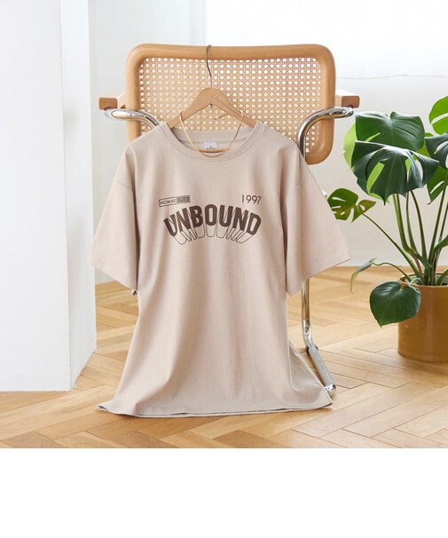 【汗染み軽減】 立体ロゴ風プリントTシャツ