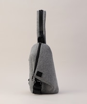 【COMME CA MEN BLACK】ネオプレーントライアングルボディーバッグ