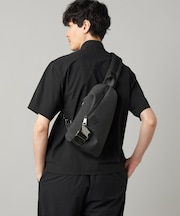 【COMME CA MEN BLACK】ネオプレーントライアングルボディーバッグ