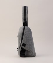 【COMME CA MEN BLACK】ネオプレーントライアングルボディーバッグ