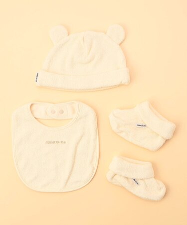 耳付きニットキャップ・スタイ・ブーティーの入ったギフトセット