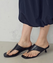 スクエアトゥ　トングサンダル