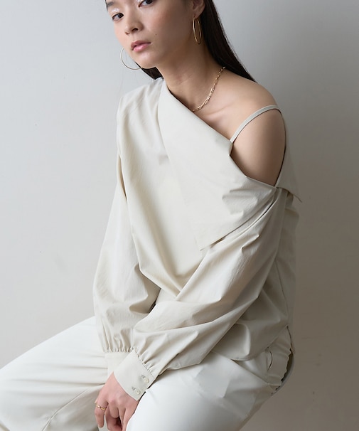 【一部店舗限定】アシメオフショルブラウス