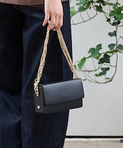 【AULENTTI/オウレンティ】スクエアチェーンポシェット