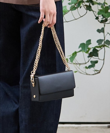 【AULENTTI/オウレンティ】スクエアチェーンポシェット