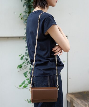 【AULENTTI/オウレンティ】スクエアチェーンポシェット