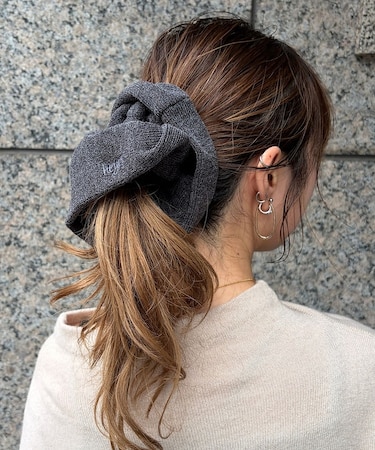 【heyep／ヘイップ】ニットロゴシュシュ KNIT LOGO SCRUNCHI