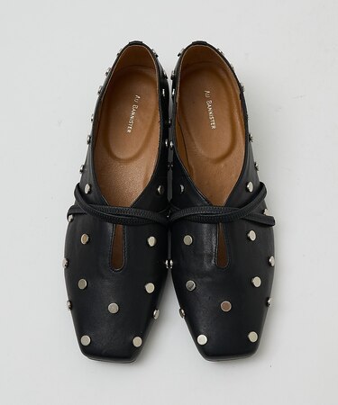 スタッズ付き ソフトレザーフラットパンプス