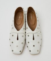 スタッズ付き ソフトレザーフラットパンプス