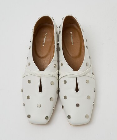 スタッズ付き ソフトレザーフラットパンプス