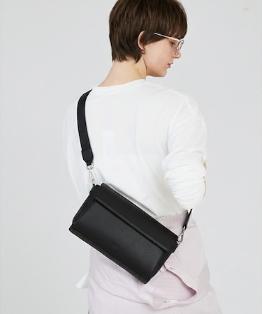 Stri/レザークロスボディバッグ