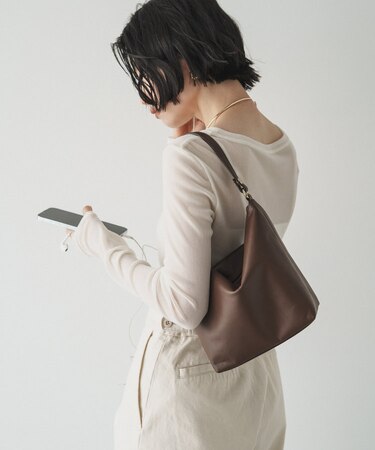 《3/4～価格改定》ソフトレザーシンプルショルダーバッグ