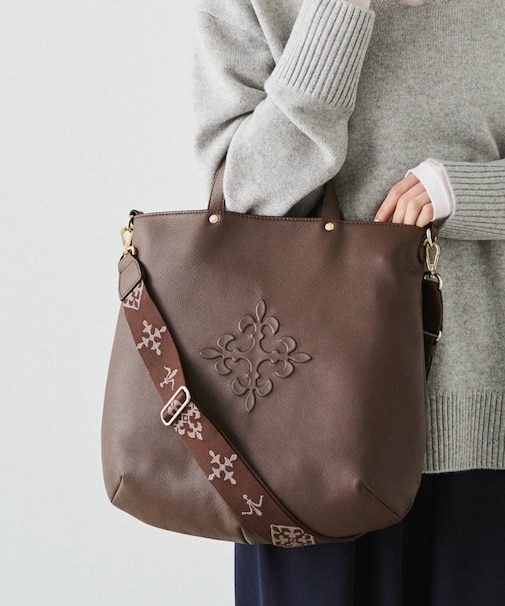 スリム2WAYトートバッグ <エンボスモノグラム>