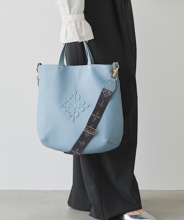 スリム2WAYトートバッグ <エンボスモノグラム>