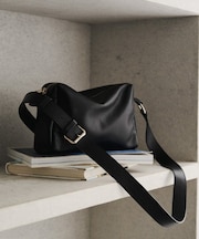 レザースクエアショルダーバッグ