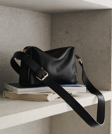 レザースクエアショルダーバッグ