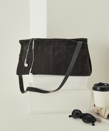 スエードショルダーバッグ