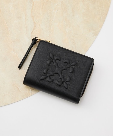 エンボスモノグラムハーフウォレット