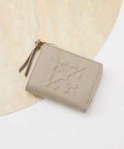 エンボスモノグラムハーフウォレット