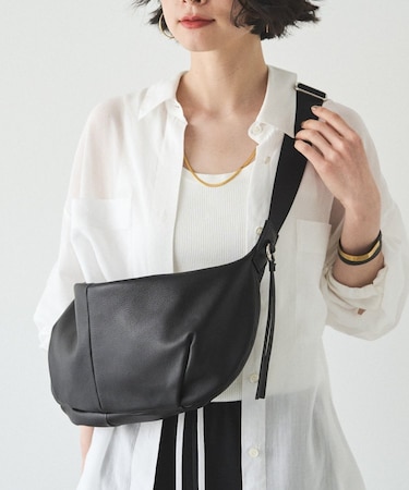 ソフトレザーバナナボディバッグ