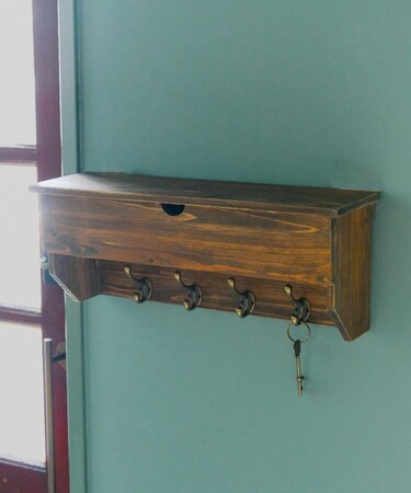 収納付きウォールフックラック／エモカン