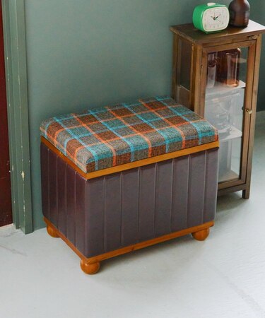 チェック脚付き収納スツール／エモカン