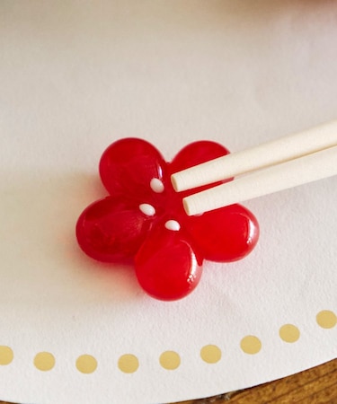 ガラスの箸置き梅／花ひらく、新春のうつわ