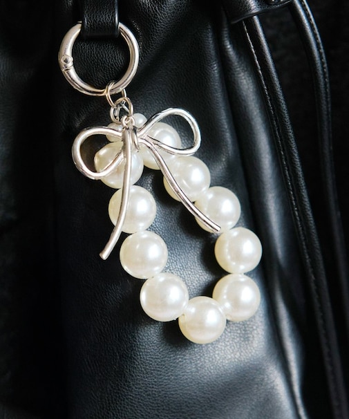 パールリボンチャーム