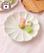 菊皿：16cm／お茶とお団子