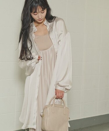 【WEB限定】サテンバンドカラーロングシャツ