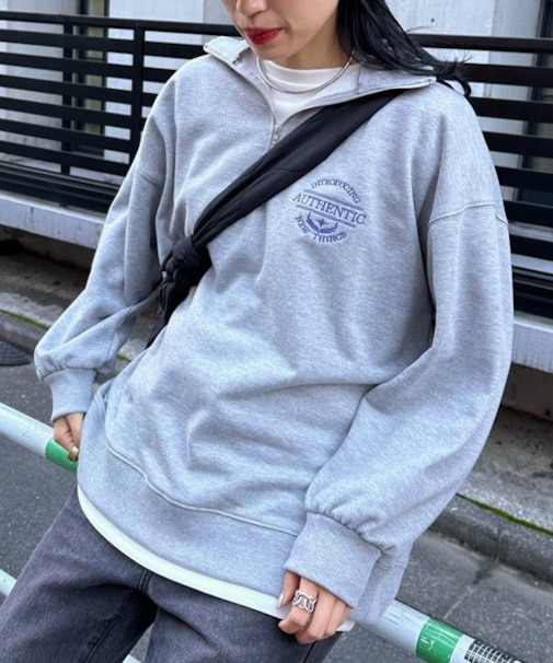 【WEB / 一部店舗限定】裏毛ハーフジップロゴ刺繍プルオーバー