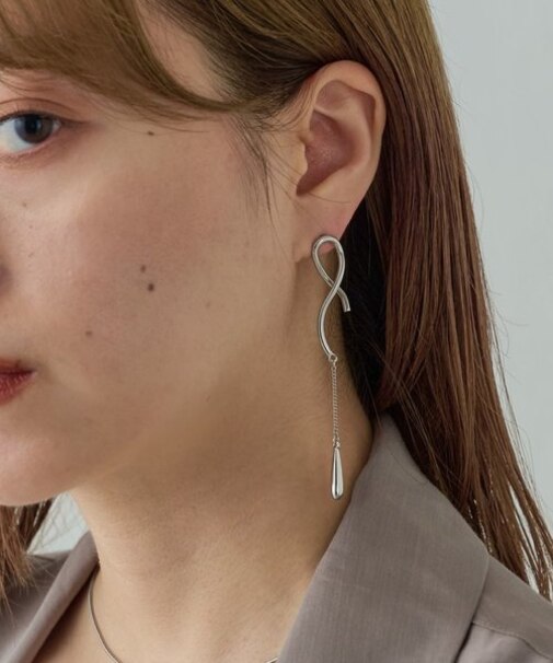 ドローイングラインアシメピアス